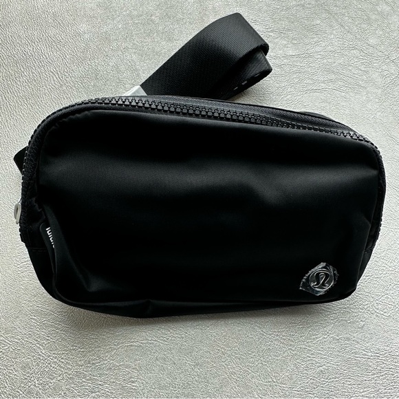 Lululemon Everywhere Belt Bag 1L Black/White Brand New - Picture 7 of 15